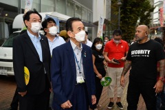 O prefeito de Hamamatsu visitou a praça de alimentação. Foto: ©Alex Santos/Record TV Japan