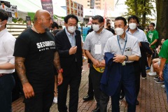 O prefeito de Hamamatsu visitou a praça de alimentação. Foto: ©Alex Santos/Record TV Japan