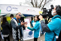 Silvia Kikuchi entrevista artistas no Festival Brasil 2022/Brazilian Day Tokyo. Foto:©Alex Santos/Record TV Japan