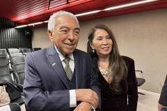 Mauricio de Souza e sua esposa Alice Takeda na Embaixada do Brasil em Tóquio. foto: ©Ewerthon Tobace/Record TV Japan