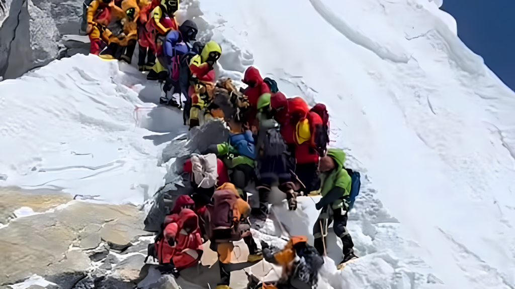 Trânsito? ‘Congestionamento humano’ toma conta do Monte Everest; entenda