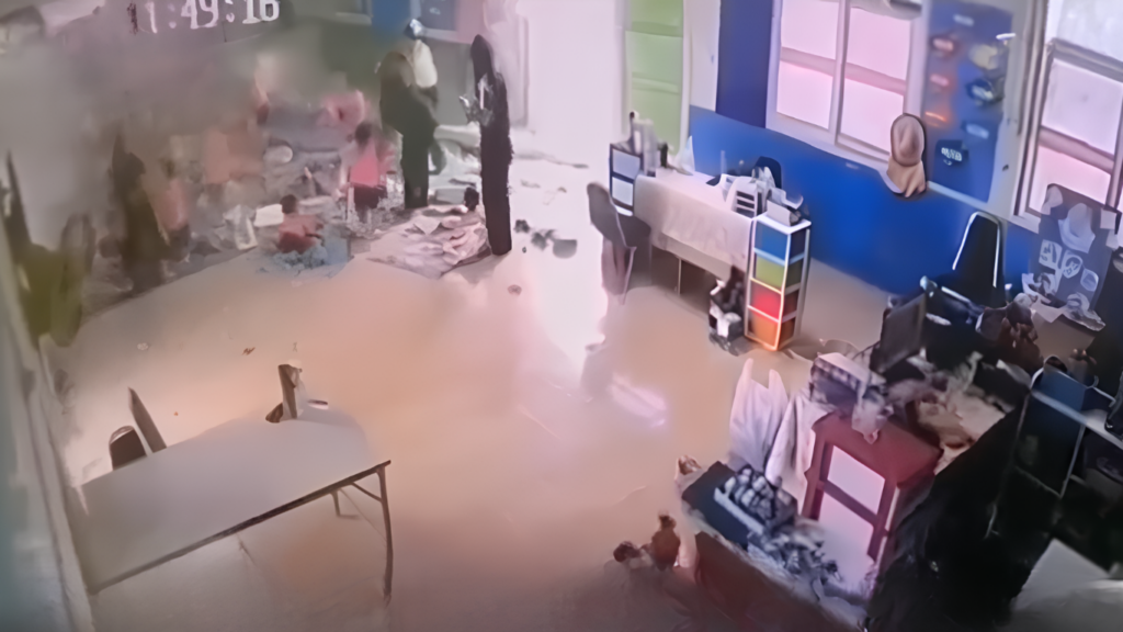 Carro desgovernado atinge creche e deixa 15 crianças feridas na Tailândia